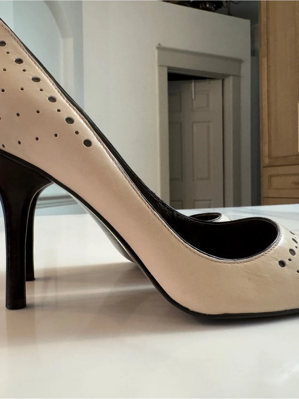 Carlos Santana Potion Ivory/Nude Leather Pointed Toe Pumps Heels Size 9
